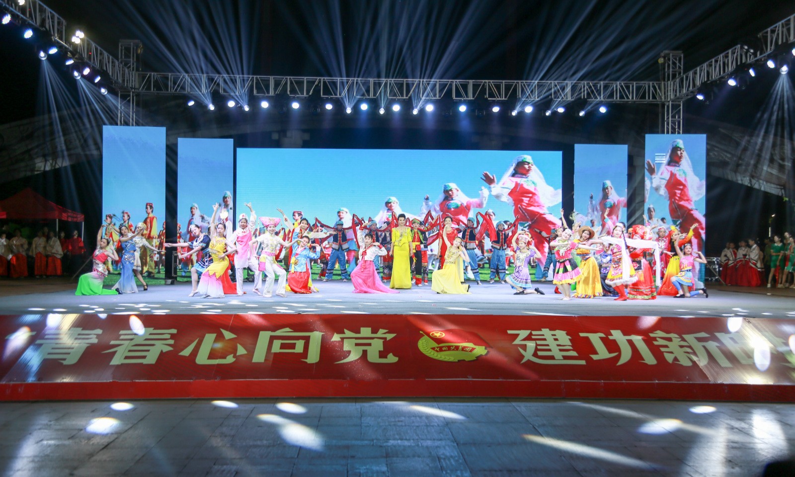 亚新（中国）参与2019年纪念五四运动100周年主题颁奖晚会表演